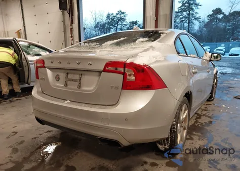 2015 Volvo S60 T5 z USA, uszkodzony, nr VIN YV126MFJ6F2367474